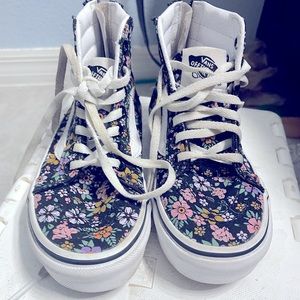 Selling lightly used Vans sk8- Hi Zip Floral - Excellent condition. 11.5size